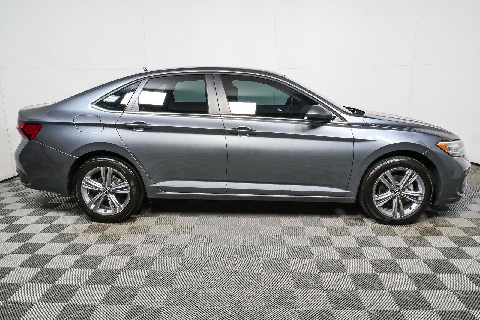 Used 2024 Volkswagen Jetta SE w/ Panoramic Sunroof Package FWD image 23