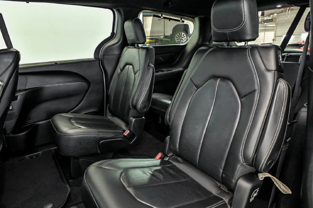 Used 2020 Chrysler Pacifica Touring-L Plus w/ S Appearance Package FWD image 14
