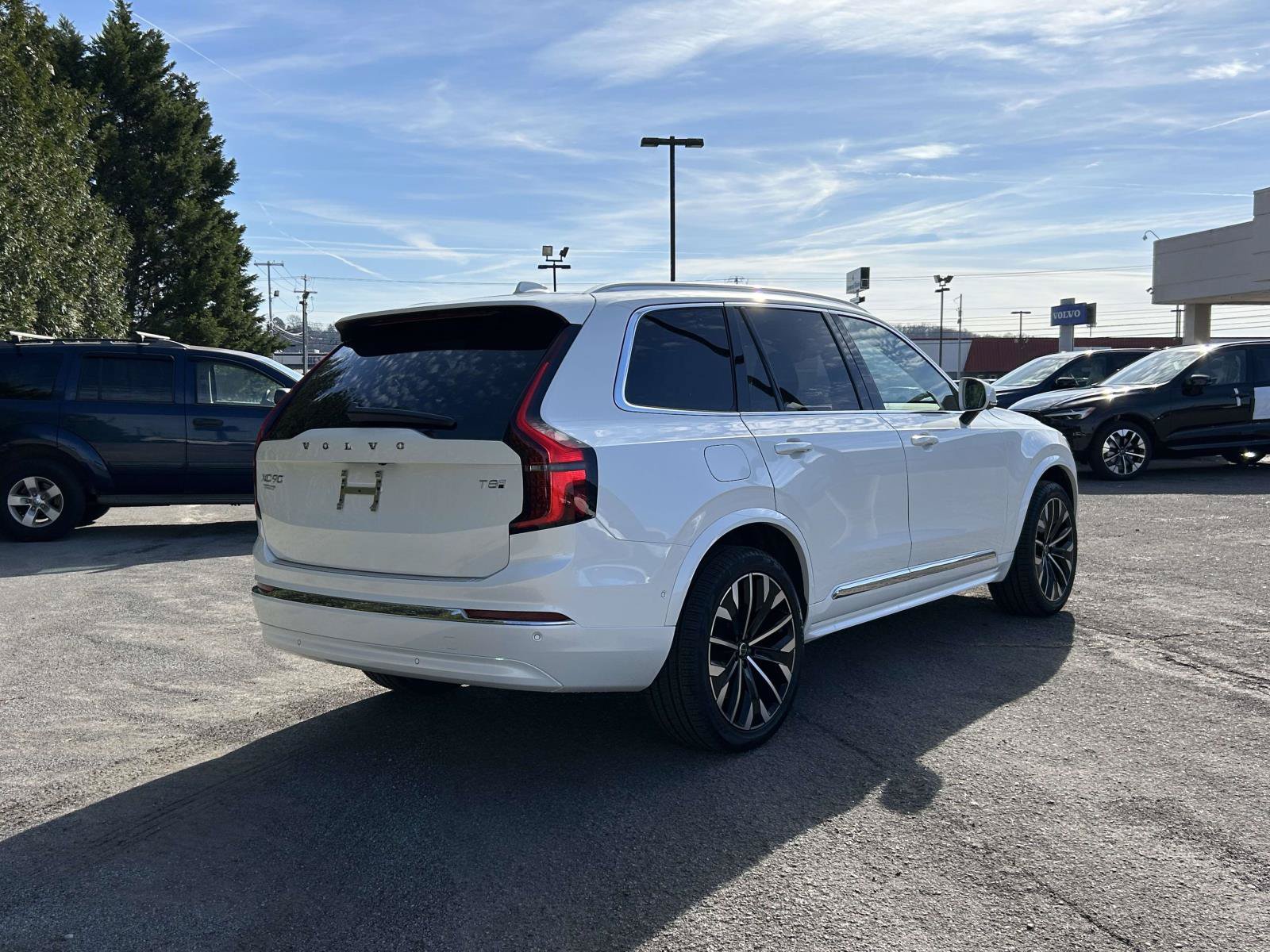 New 2026 Volvo XC90 T8 Plus w/ Protection Package Premier AWD/4WD image 3