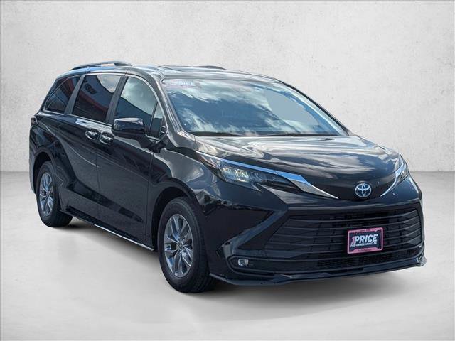 Used 2025 Toyota Sienna XLE FWD image 3