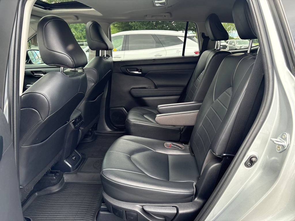 Used 2020 Toyota Highlander XLE AWD/4WD image 31