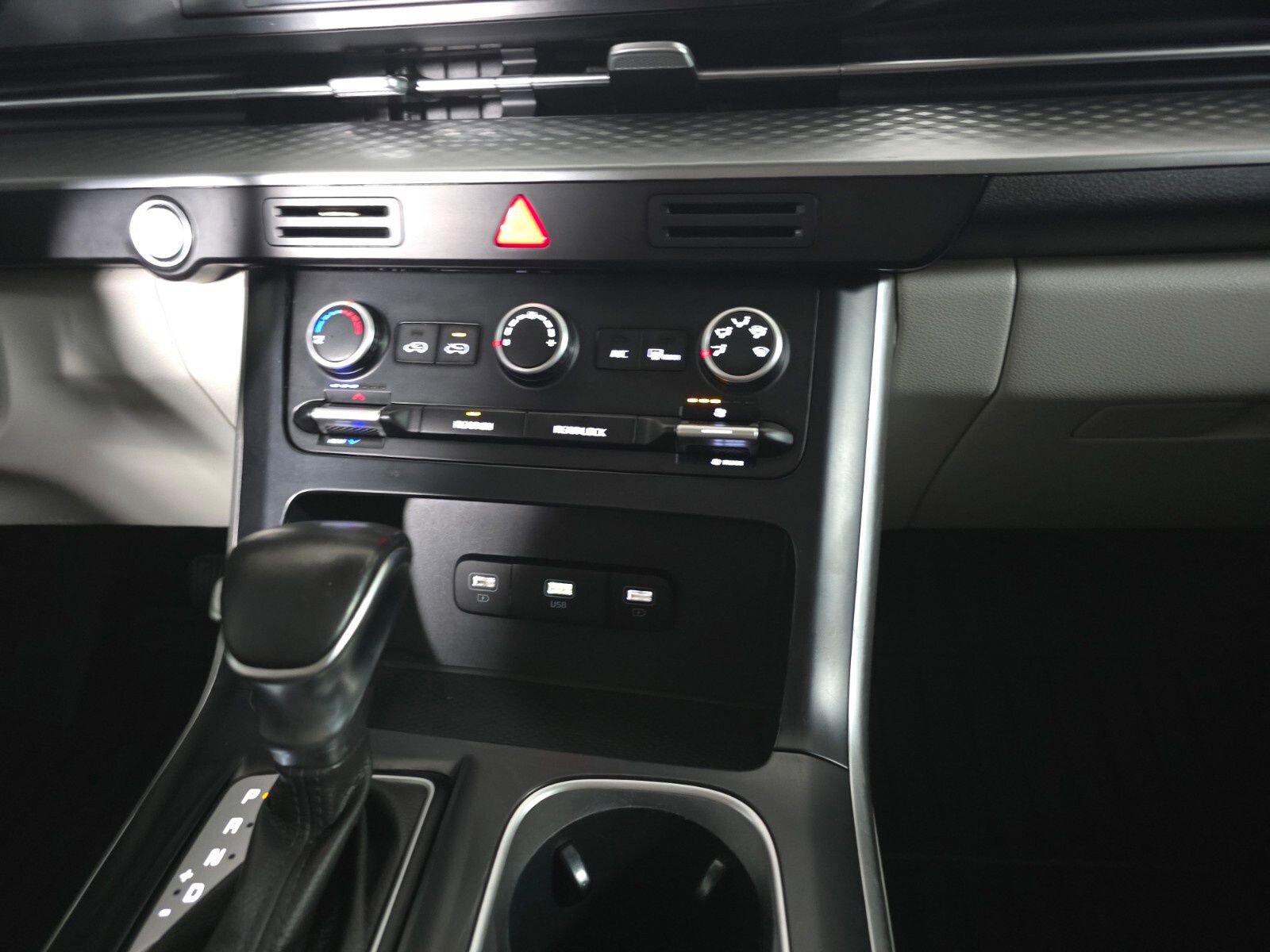 Used 2023 Kia Carnival LX image 26