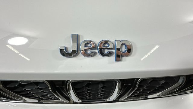 Used 2023 Jeep Grand Cherokee Overland w/ Luxury Tech Group IV AWD/4WD image 8