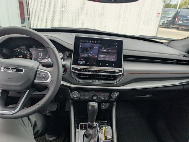 Used 2025 Jeep Compass Trailhawk AWD/4WD image 4