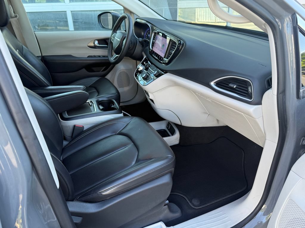 Used 2023 Chrysler Pacifica Touring-L FWD image 45