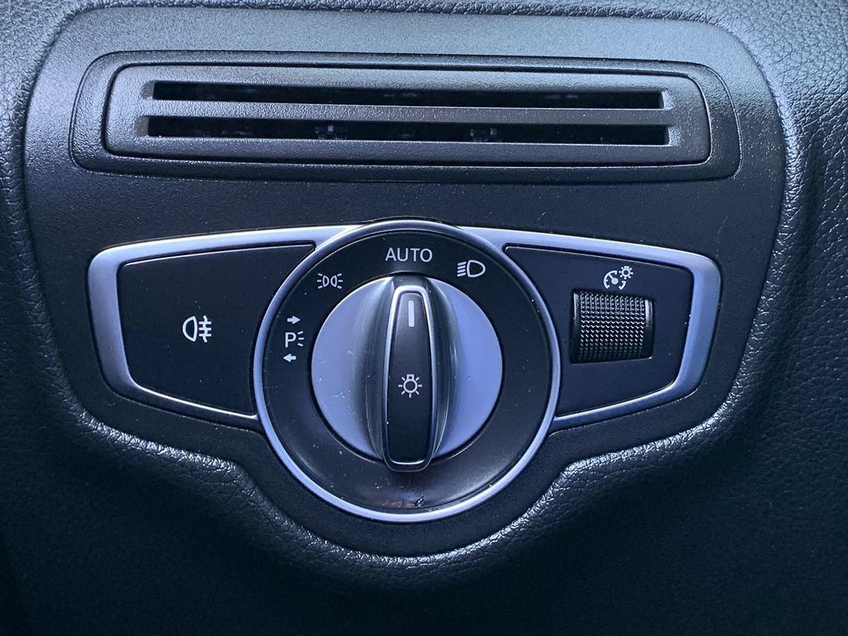 Used 2018 Mercedes-Benz GLC 300 4MATIC image 16