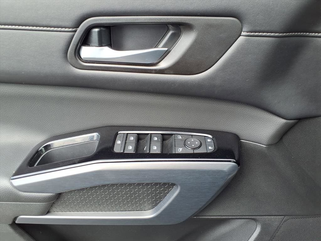 Used 2025 Nissan Pathfinder SL image 20