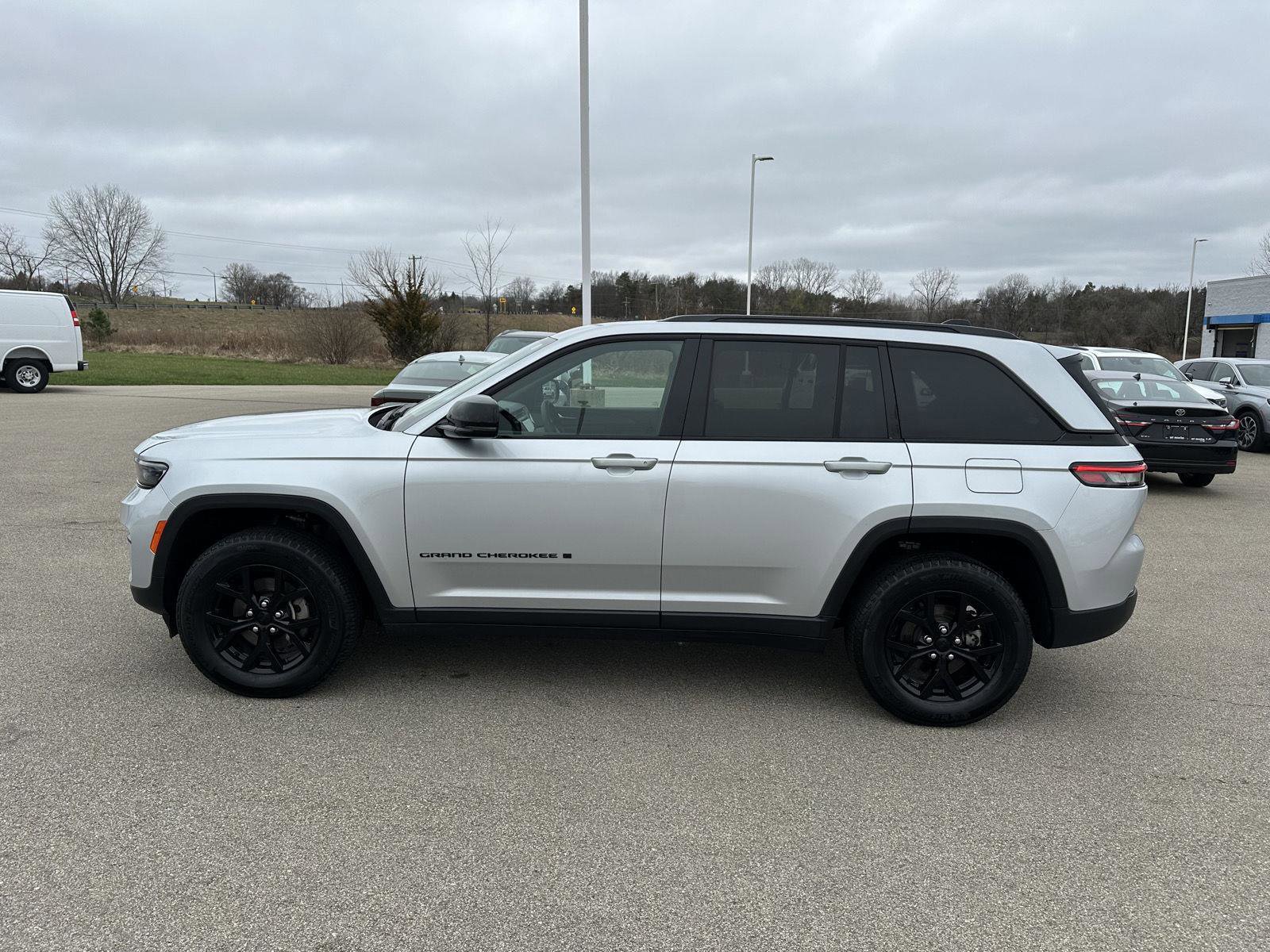 Used 2025 Jeep Grand Cherokee Altitude AWD/4WD image 2
