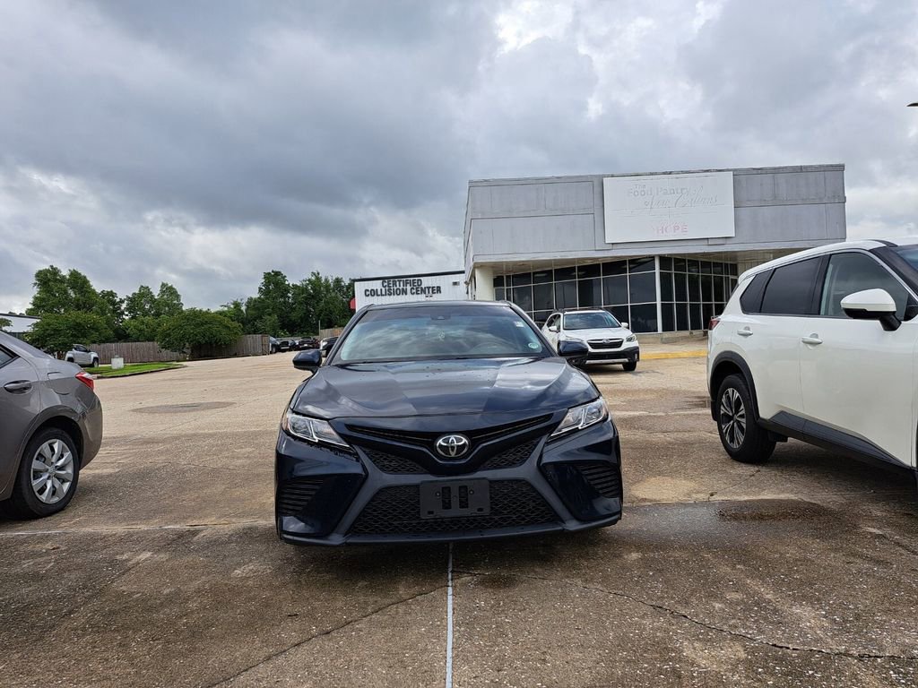 Used 2020 Toyota Camry SE FWD image 2