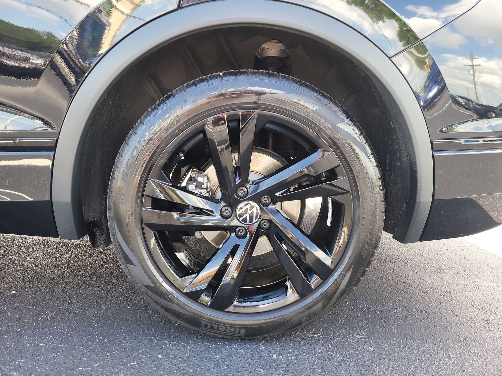 Used 2024 Volkswagen Tiguan SE R-Line image 6