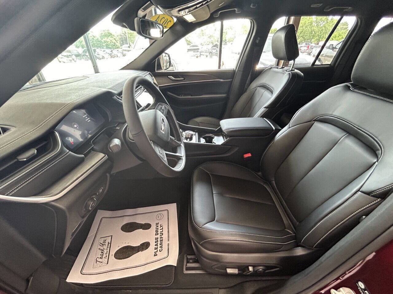New 2024 Jeep Grand Cherokee Limited w/ Black Appearance Package image 10