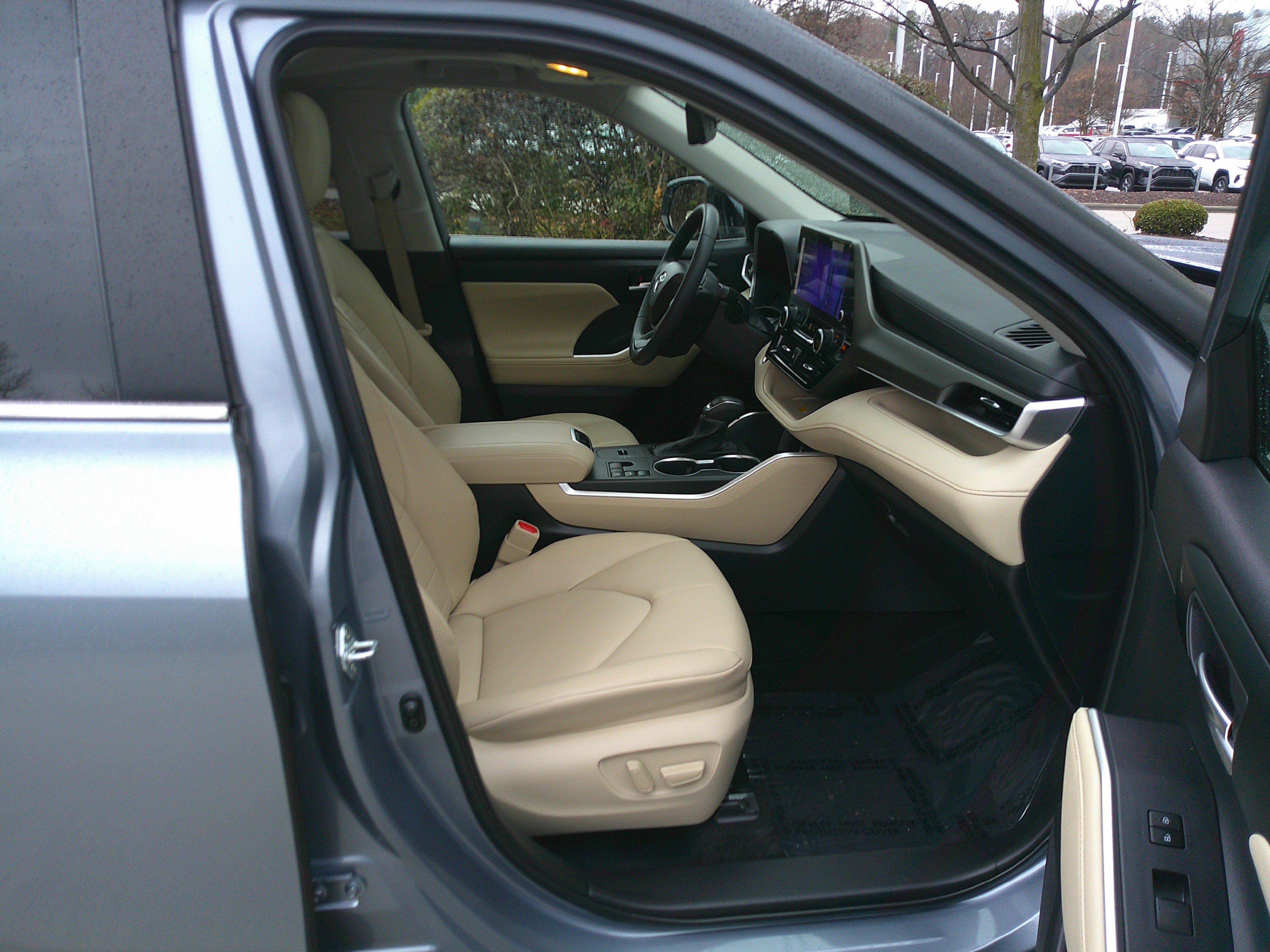 Used 2024 Toyota Highlander XLE image 36