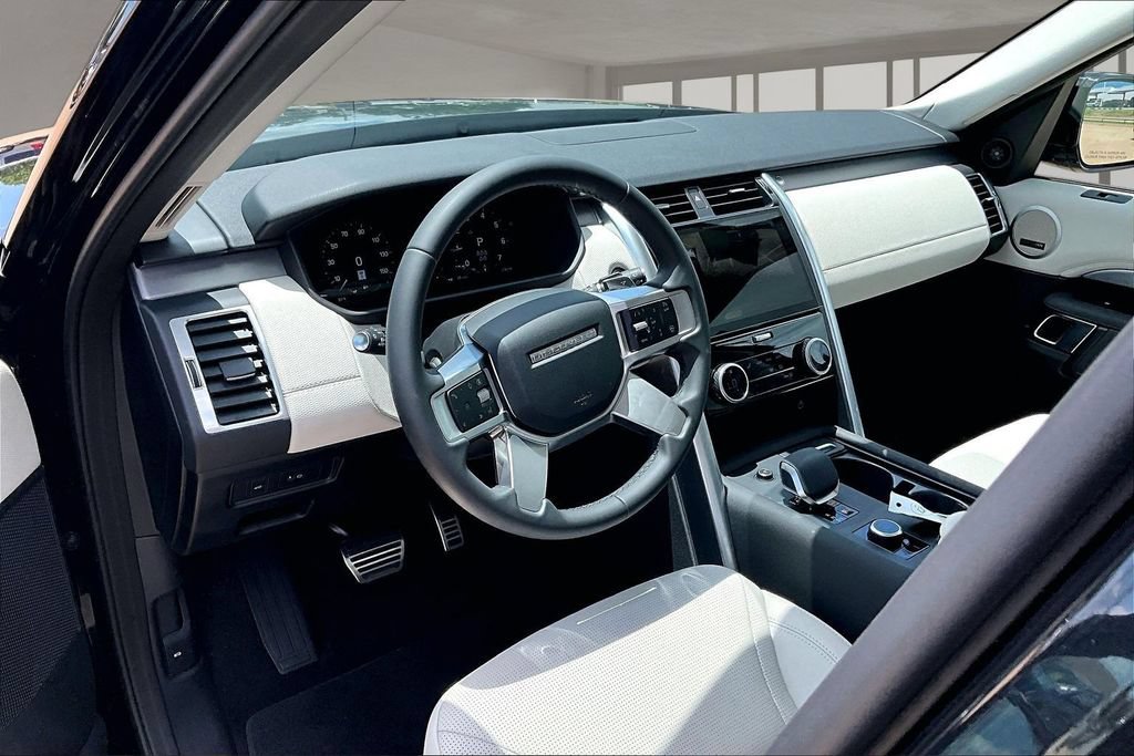 Certified 2025 Land Rover Discovery Dynamic SE AWD/4WD image 13
