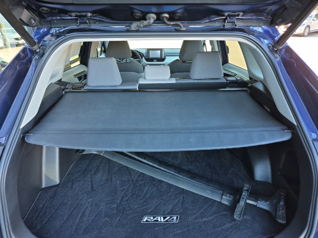 Used 2021 Toyota RAV4 XLE image 12
