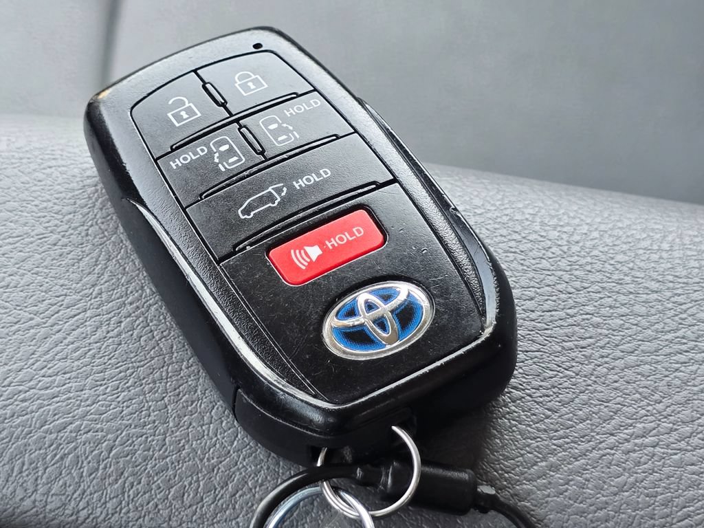 Certified 2024 Toyota Sienna XLE FWD image 33
