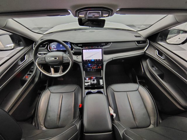 Used 2023 Jeep Grand Cherokee Limited w/ Luxury Tech Group II AWD/4WD image 2