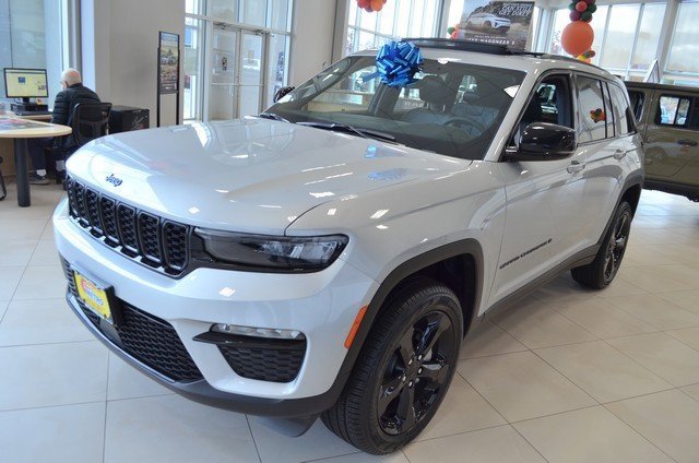 New 2025 Jeep Grand Cherokee Limited w/ Black Appearance Package image 4