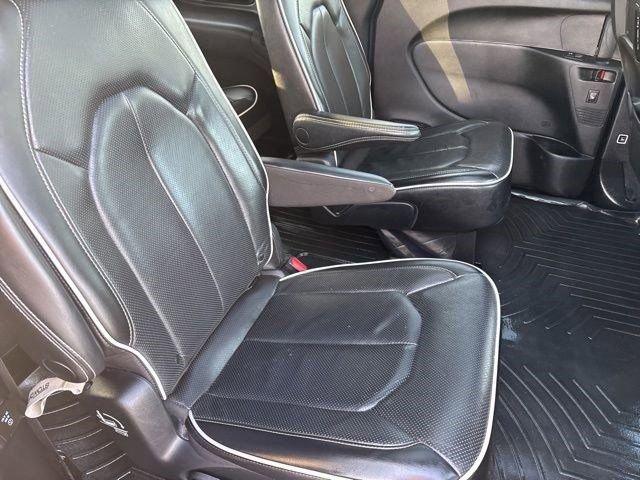 Used 2023 Chrysler Pacifica Limited w/ Uconnect Theater Family Group image 37