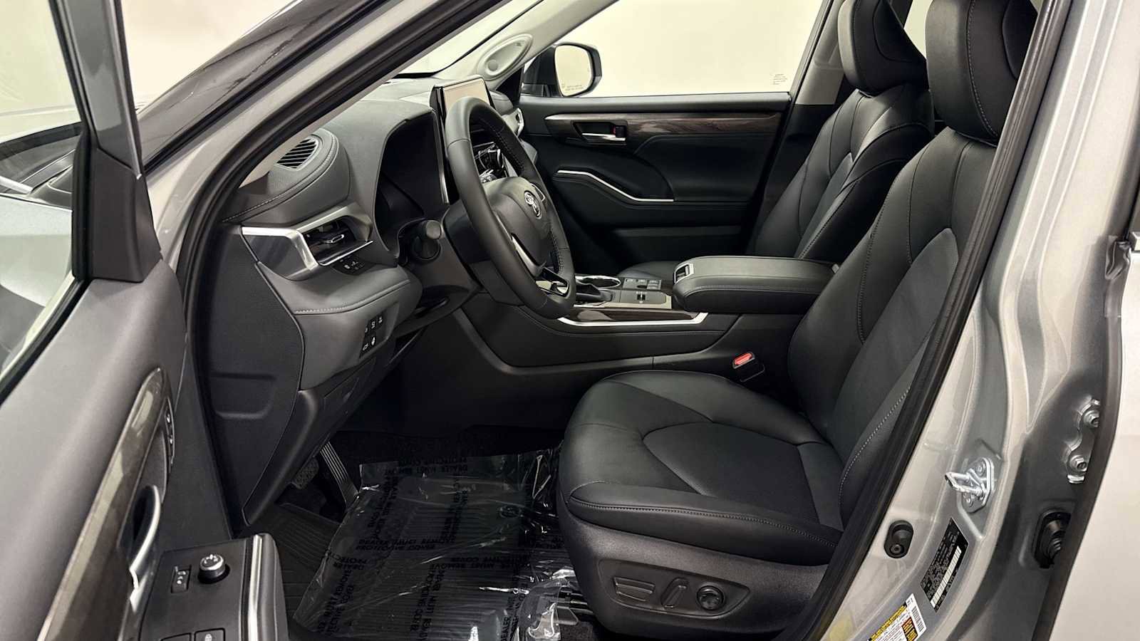 New 2025 Toyota Highlander Limited image 13