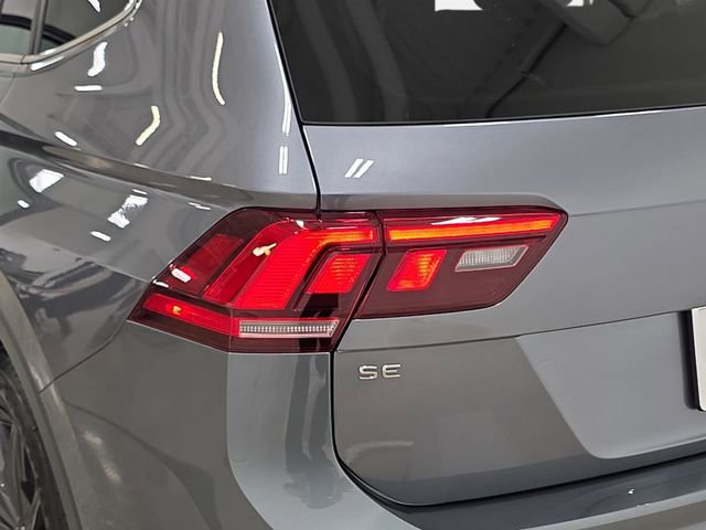Used 2024 Volkswagen Tiguan SE w/ Panoramic Sunroof Package image 34
