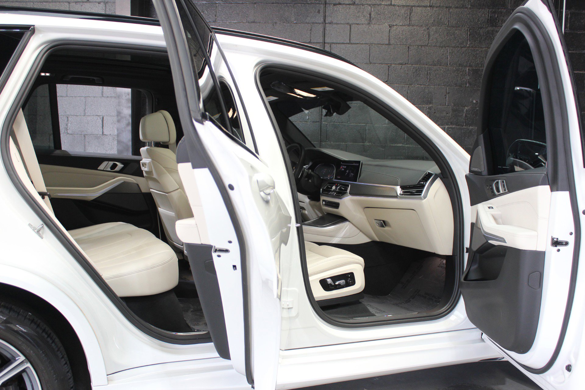 Used 2021 BMW X5 sDrive40i w/ M Sport Package image 24