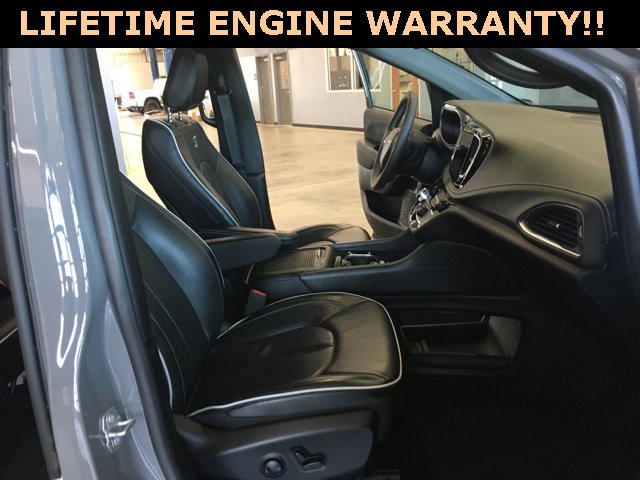Certified 2025 Chrysler Pacifica Limited image 36