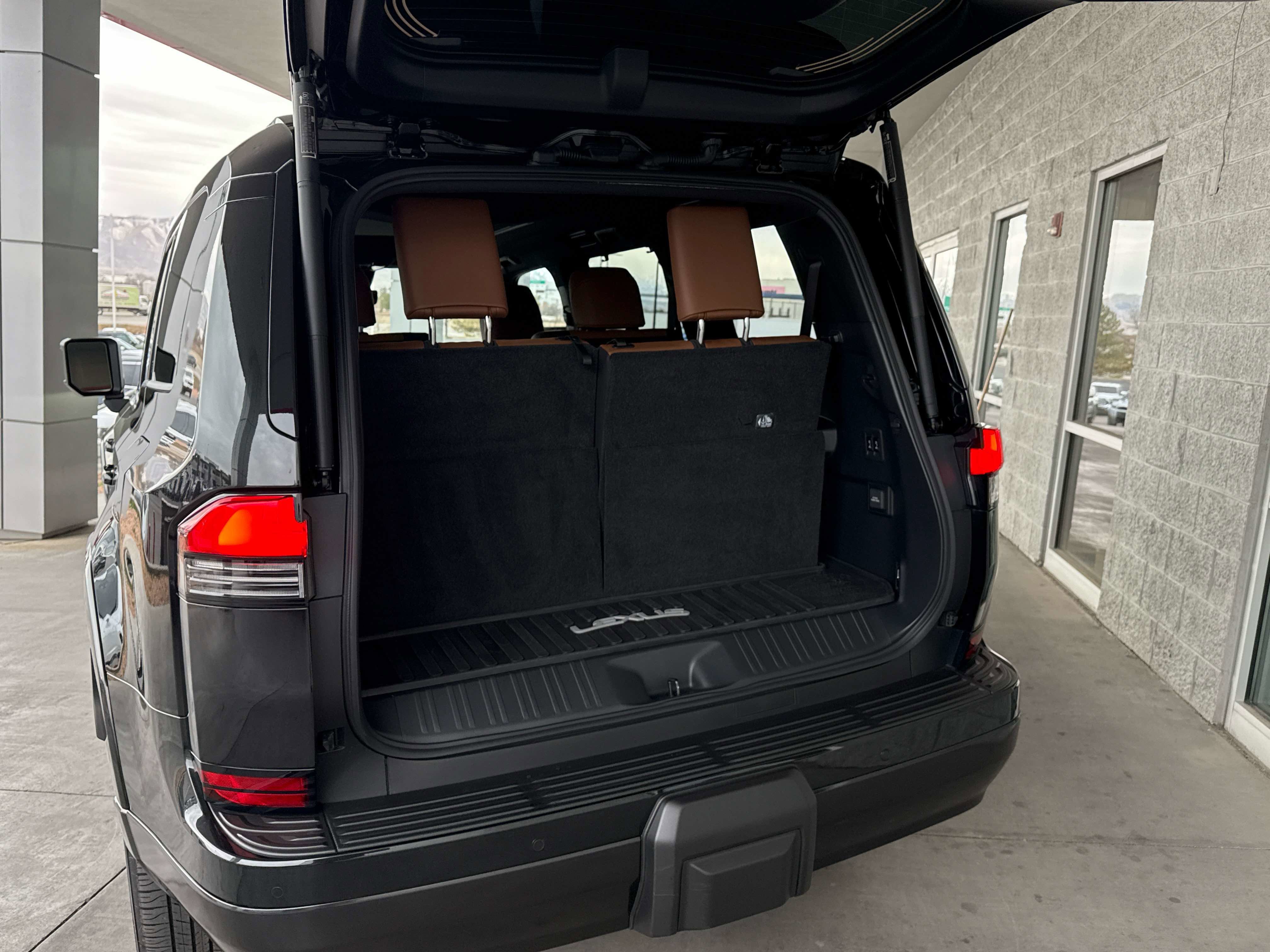 Used 2025 Lexus GX 550 w/ Accessory Package (2T) image 17