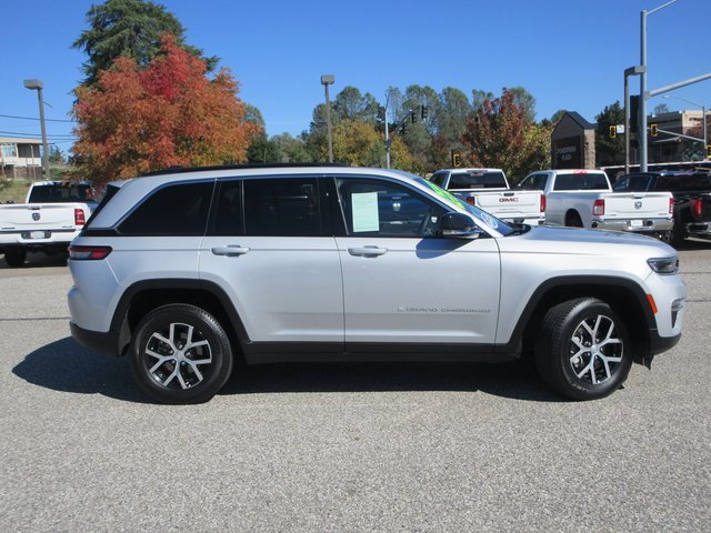 Used 2024 Jeep Grand Cherokee Limited image 3