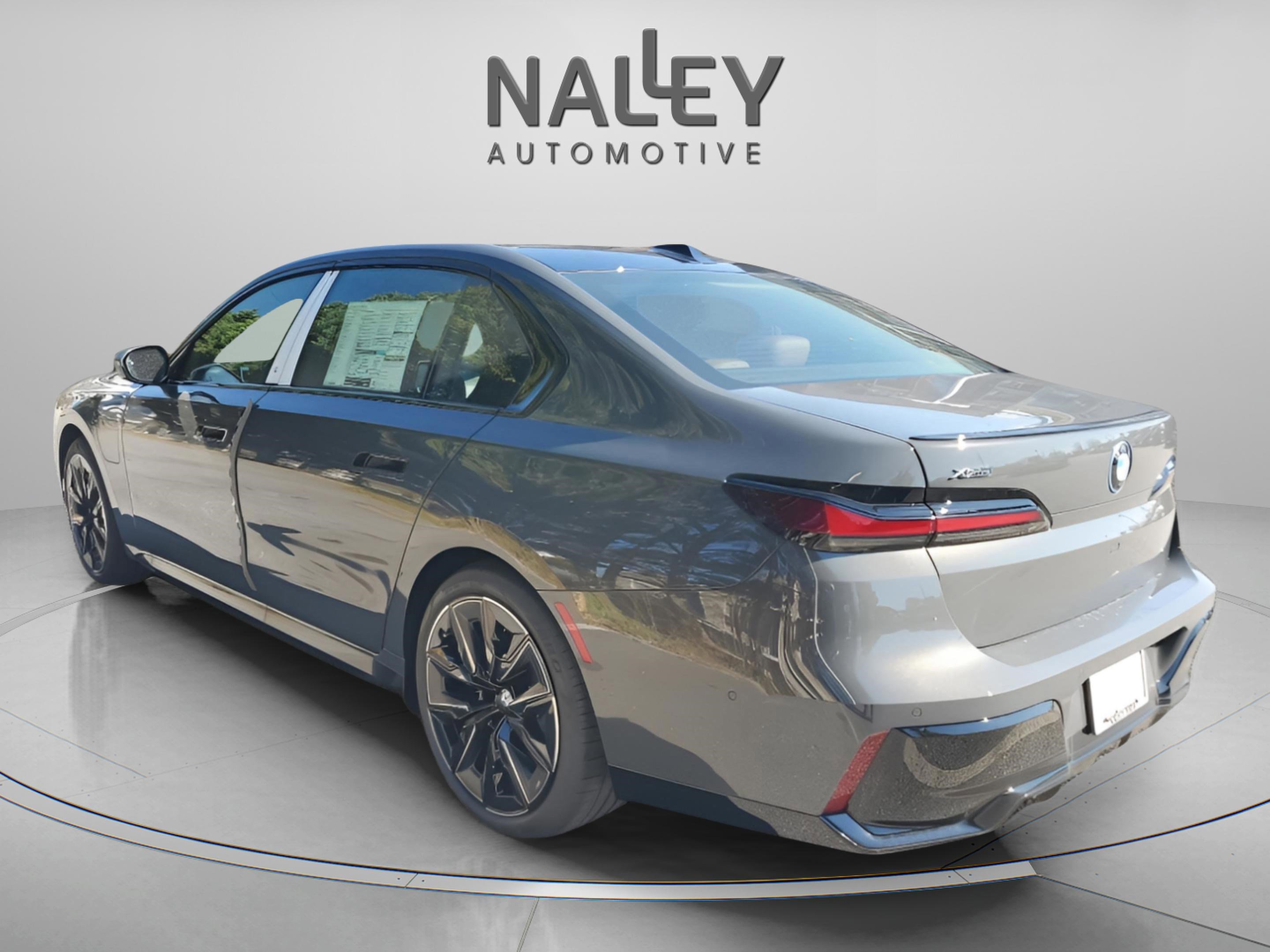 Used 2025 BMW 750e xDrive image 3