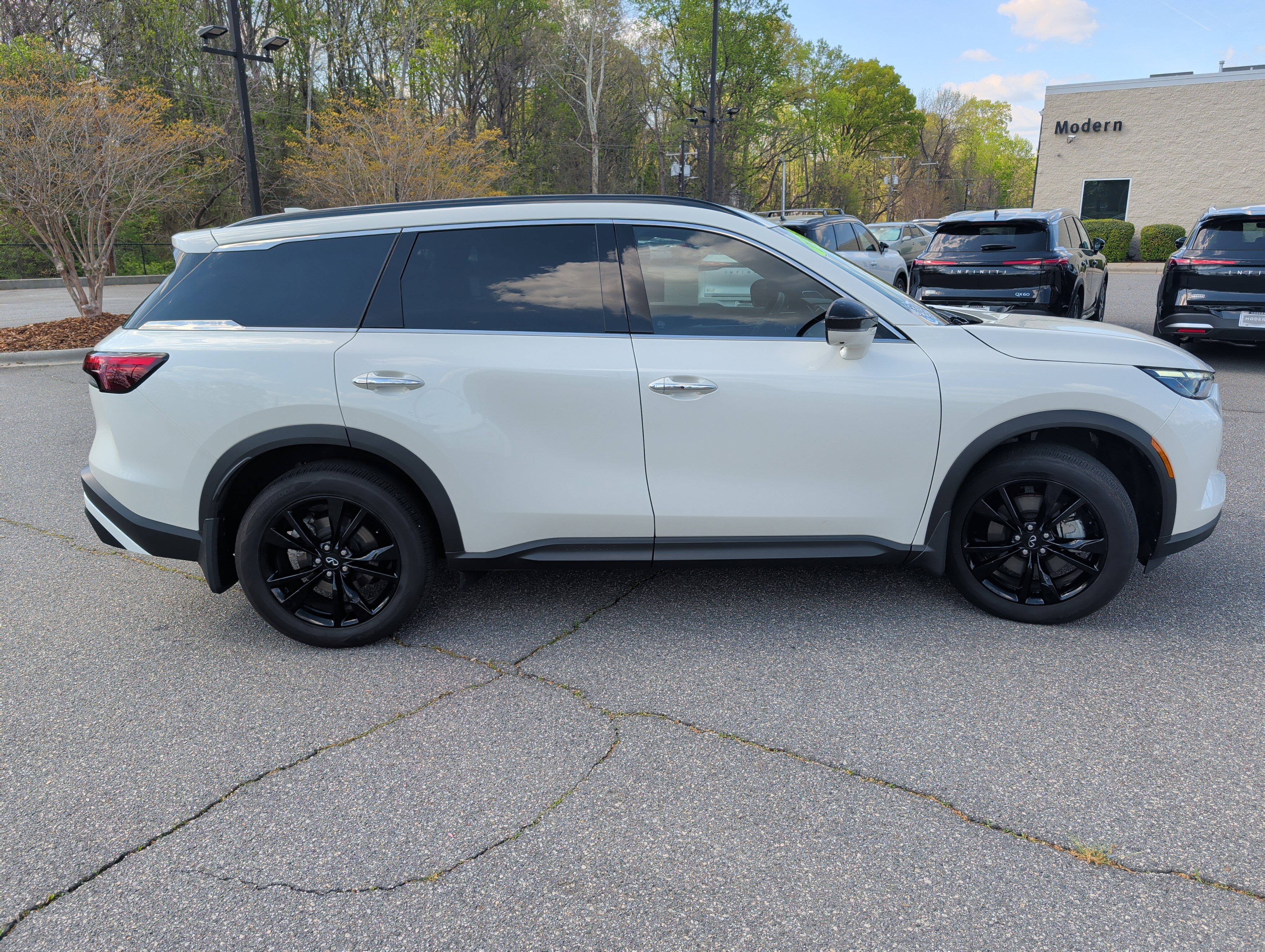 Used 2025 INFINITI QX60 Luxe w/ Black Edition image 3