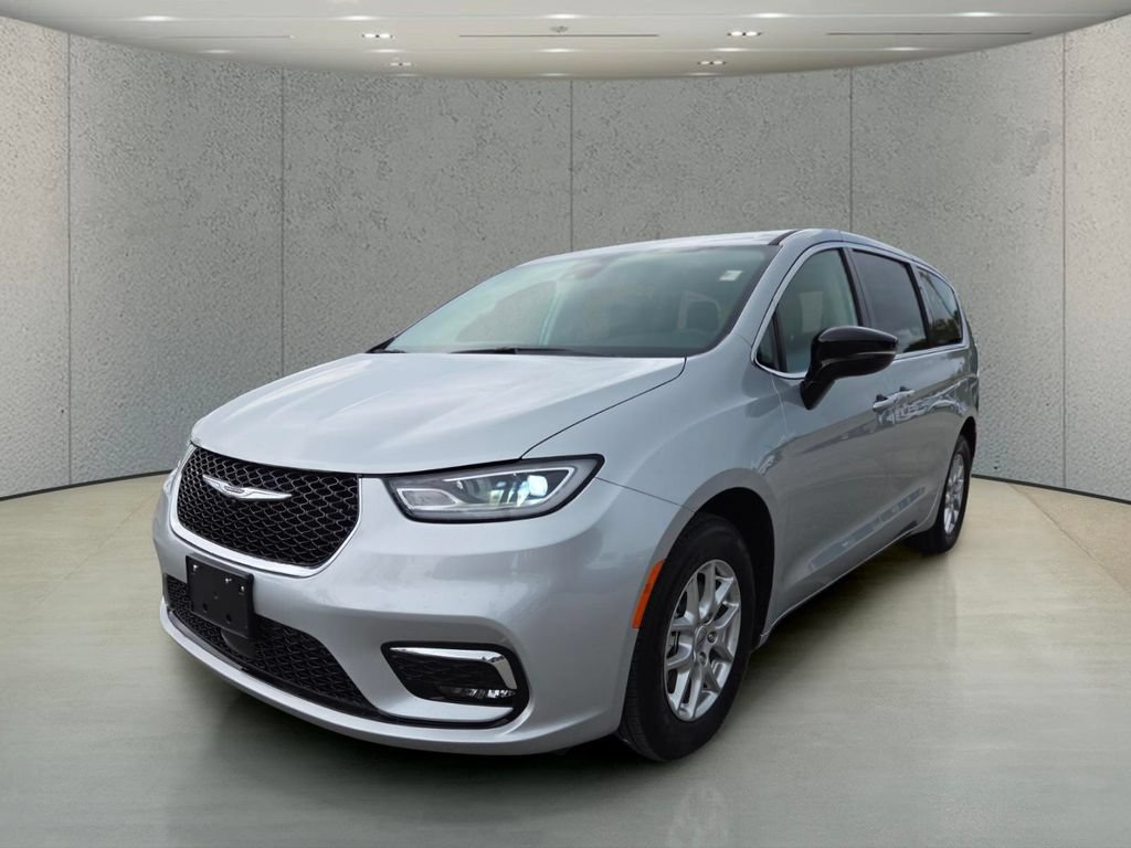 Used 2024 Chrysler Pacifica Touring-L FWD image 11