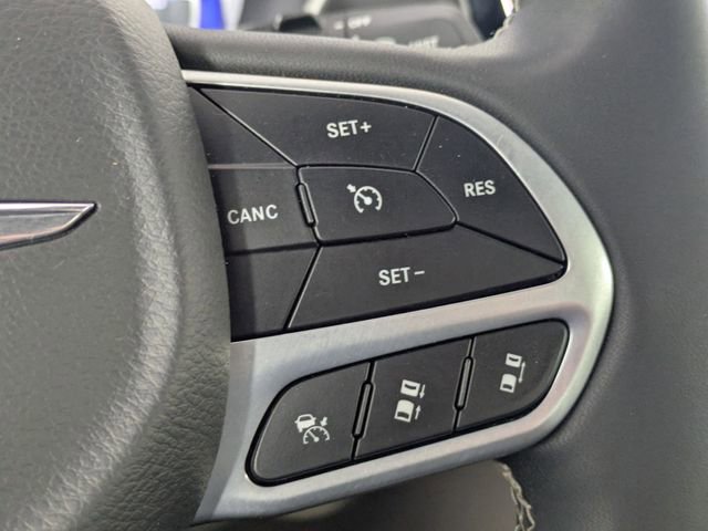 Used 2023 Chrysler Pacifica Touring-L image 14