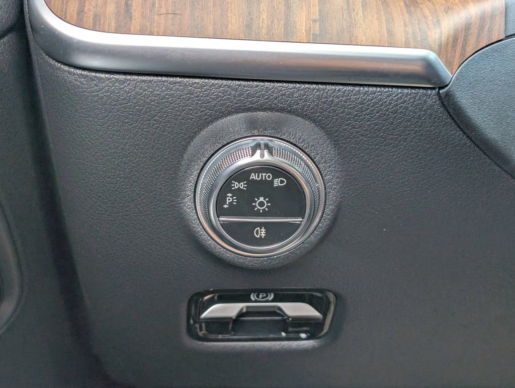 Used 2025 Mercedes-Benz C 300 4MATIC Sedan image 19