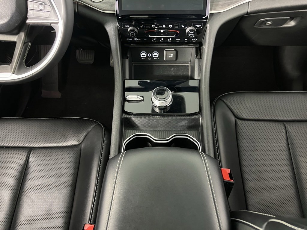 Certified 2024 Jeep Grand Cherokee L Limited w/ Luxury Tech Group II image 16