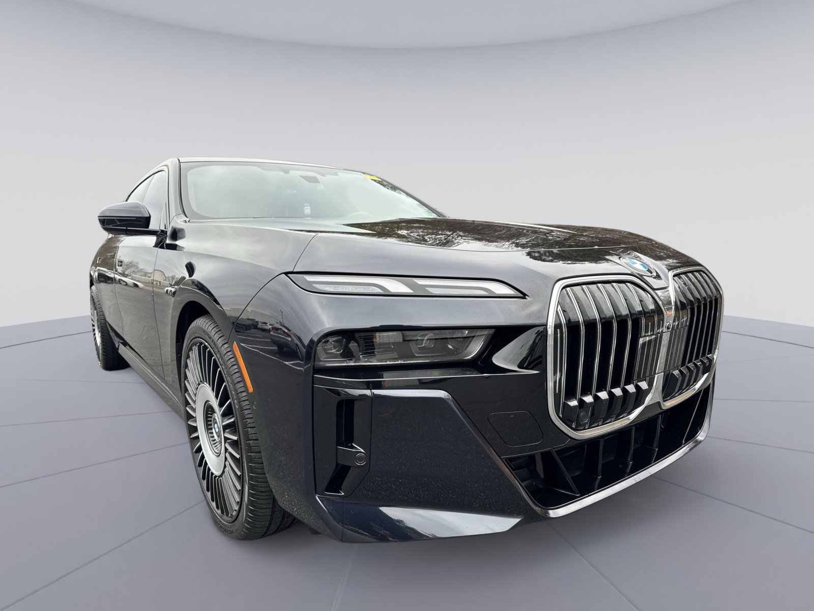 Used 2023 BMW 760i xDrive image 3