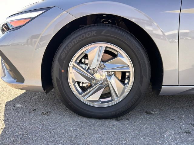Used 2025 Hyundai Elantra SE image 9