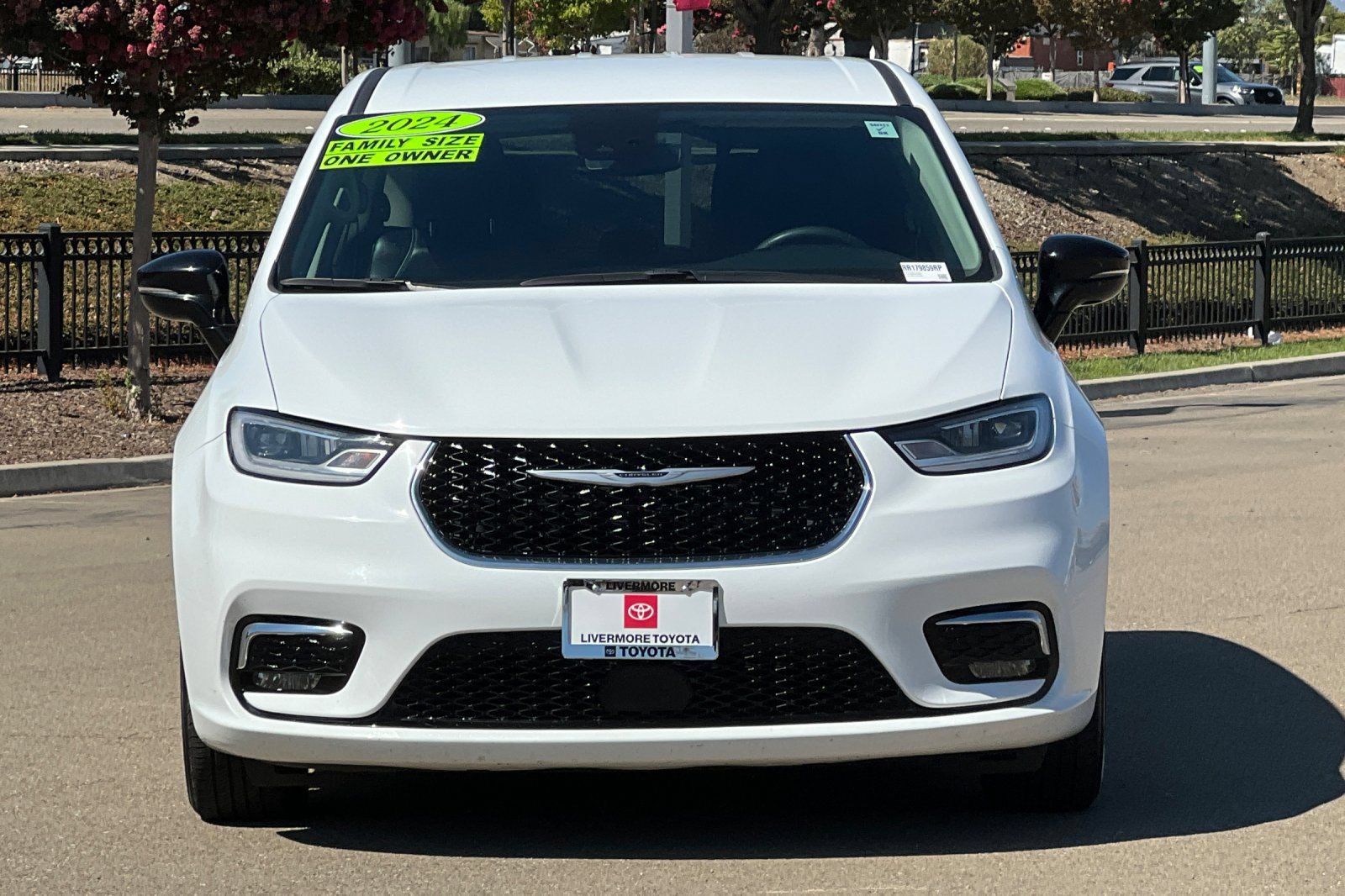 Used 2024 Chrysler Pacifica Touring-L FWD image 9