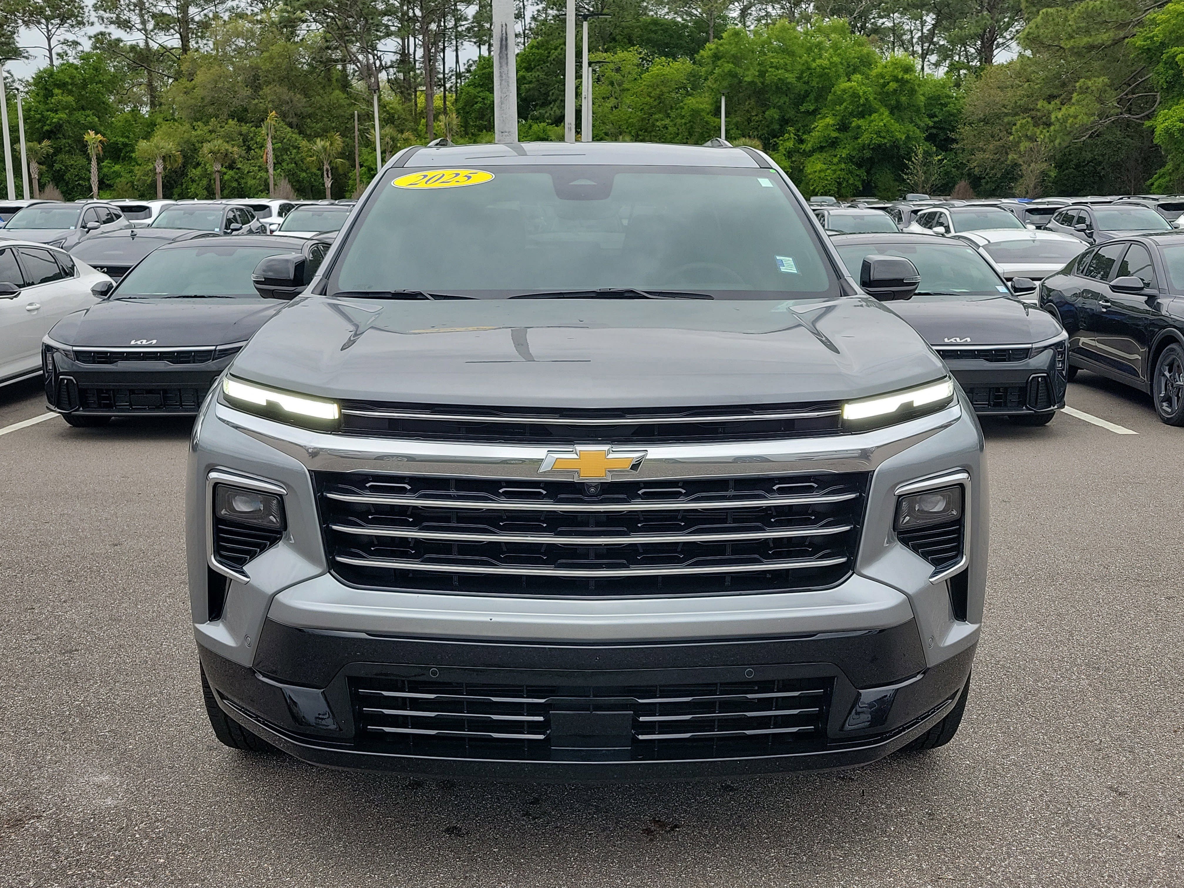 Used 2025 Chevrolet Traverse High Country FWD image 2
