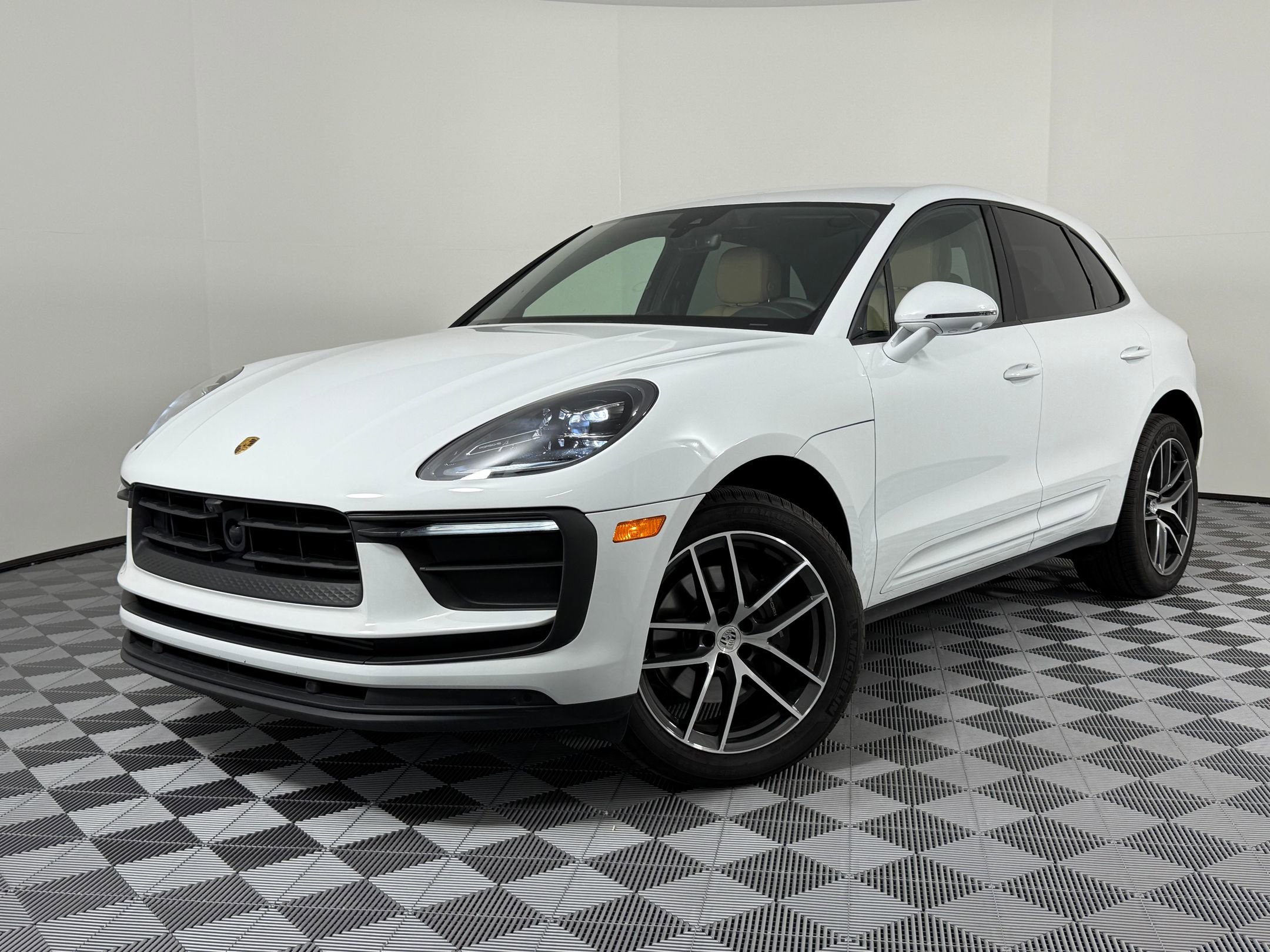 New 2025 Porsche Macan image 1