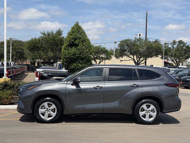 Certified 2025 Toyota Highlander LE FWD image 4