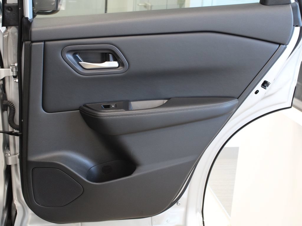 Used 2024 Nissan Rogue SV FWD image 30