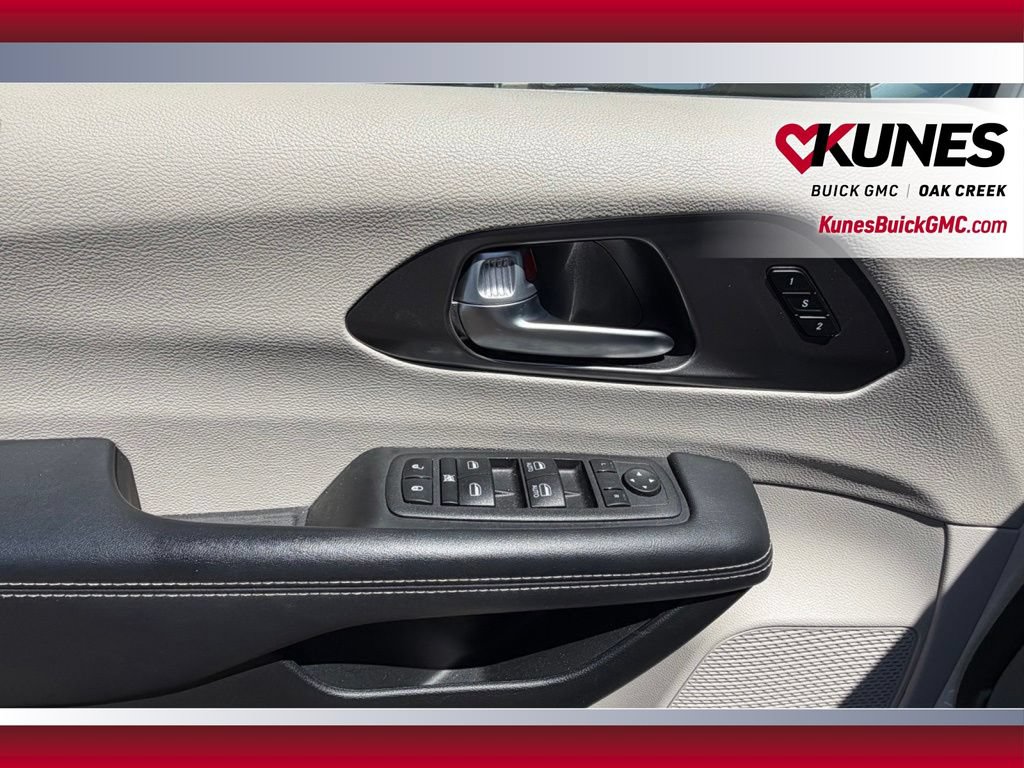 Used 2023 Chrysler Pacifica Touring-L FWD image 8