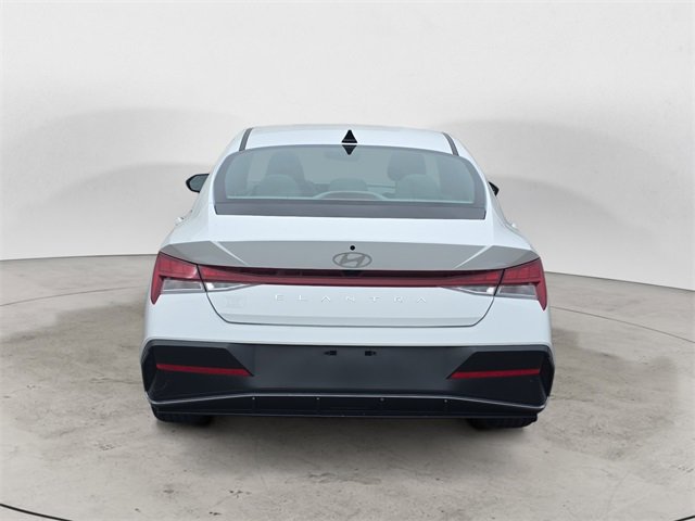 Used 2025 Hyundai Elantra SEL image 4