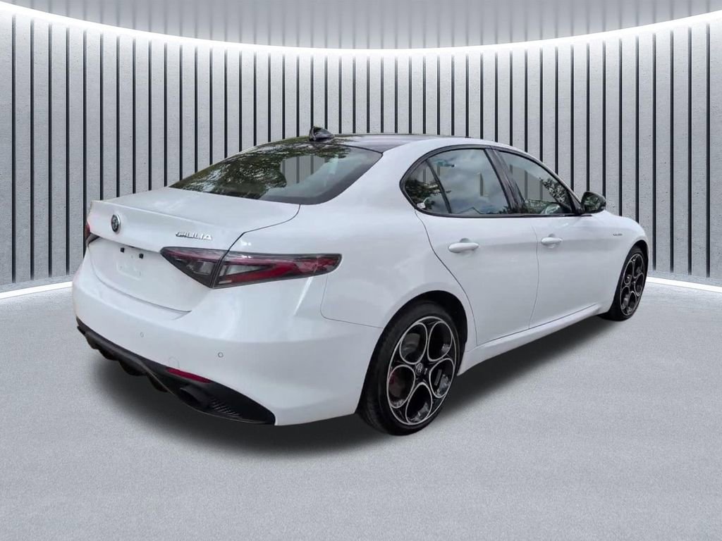 Used 2024 Alfa Romeo Giulia Veloce AWD/4WD image 6
