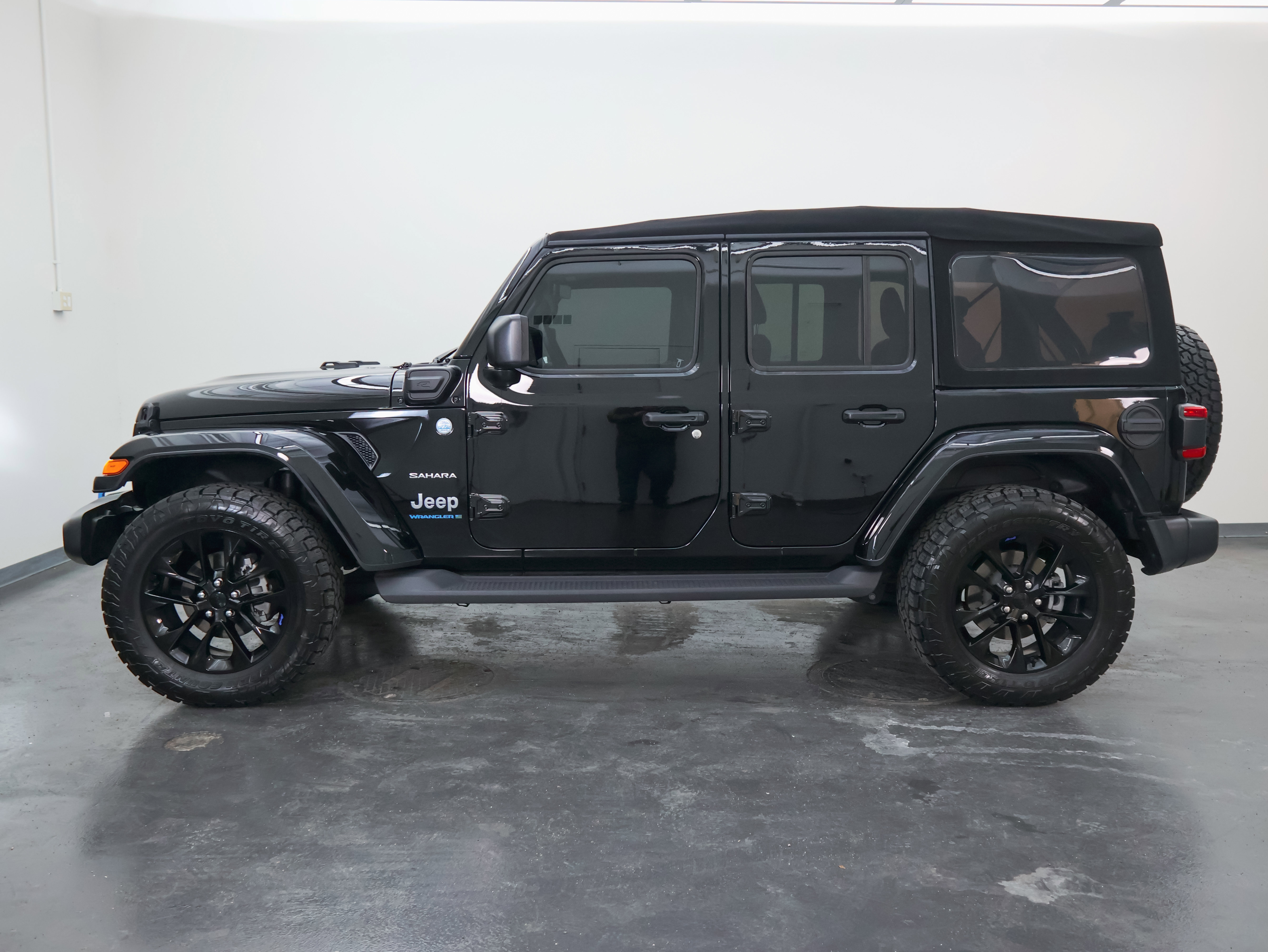 Used 2023 Jeep Wrangler Sahara w/ Cold Weather Group AWD/4WD image 6
