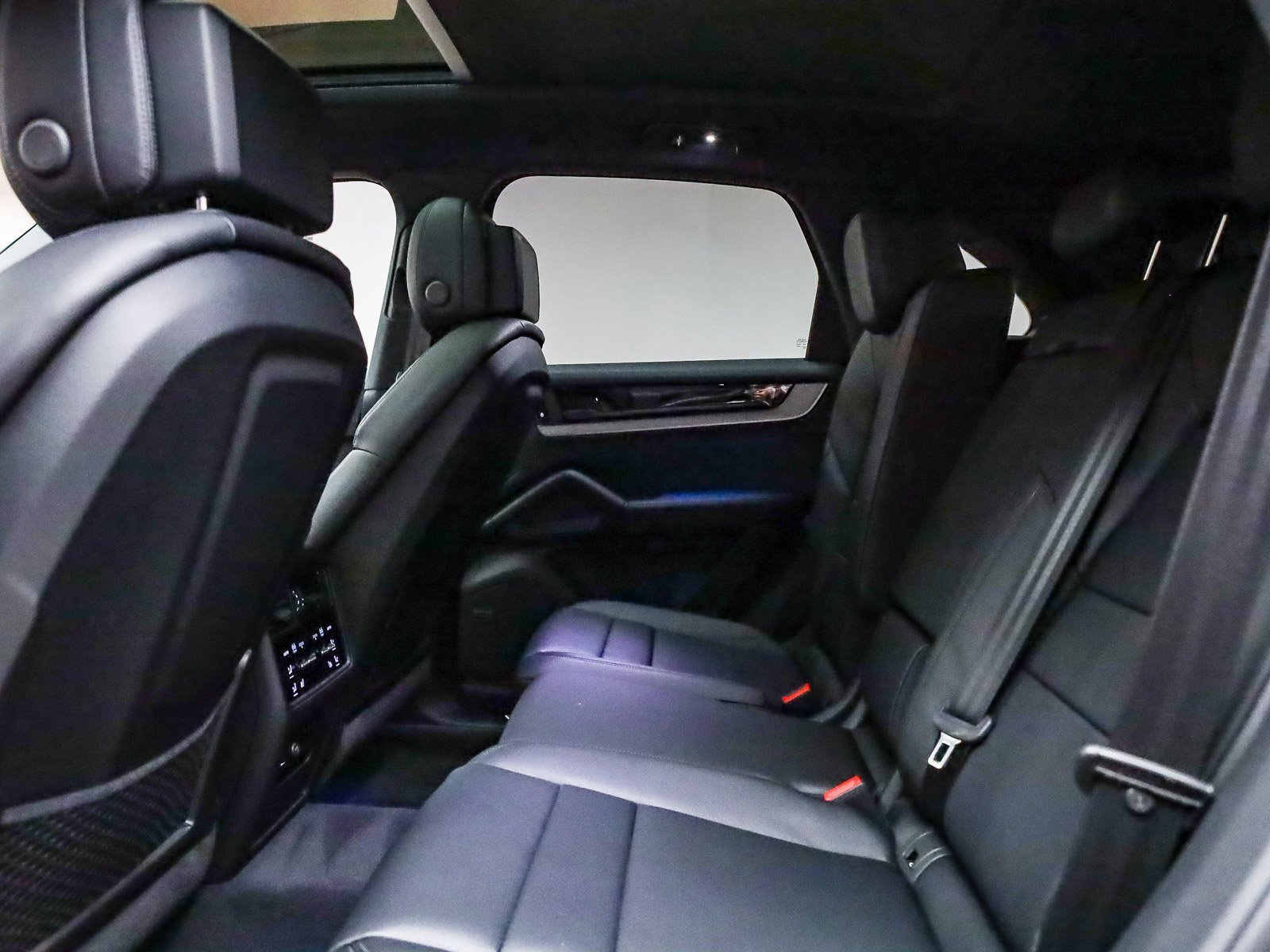 Used 2025 Porsche Cayenne image 21