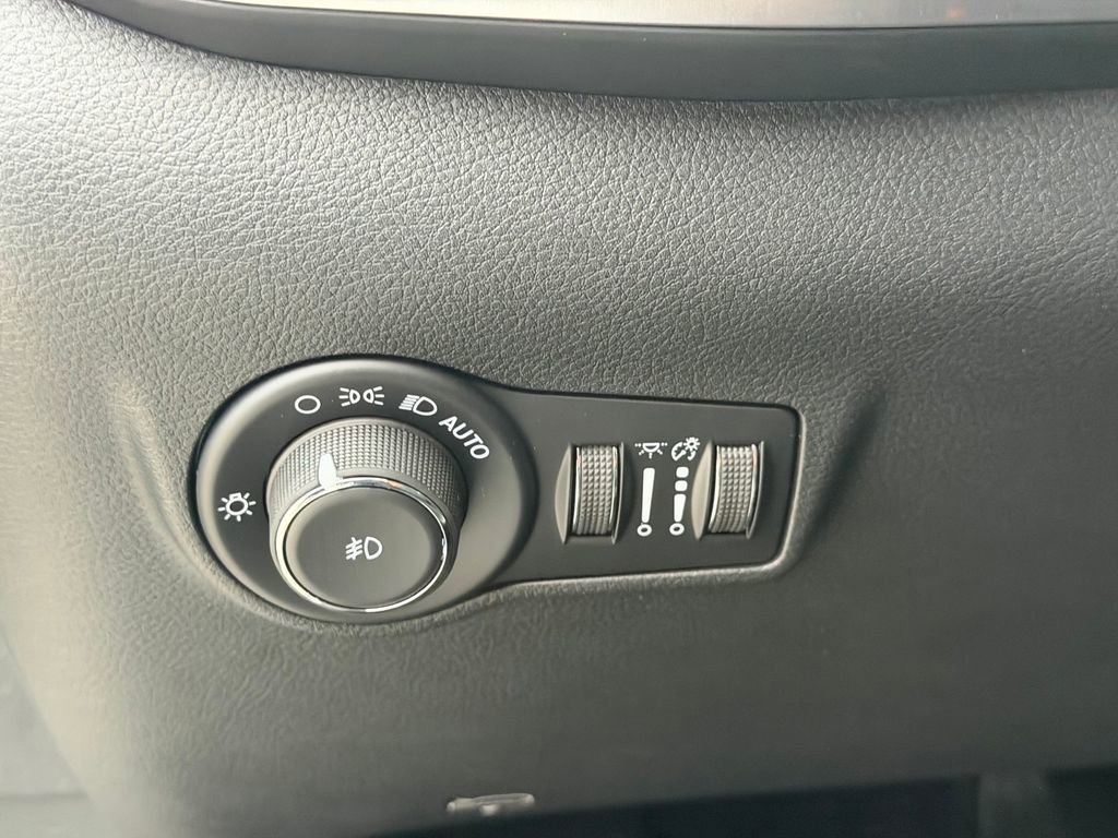 New 2026 Jeep Compass Latitude image 13