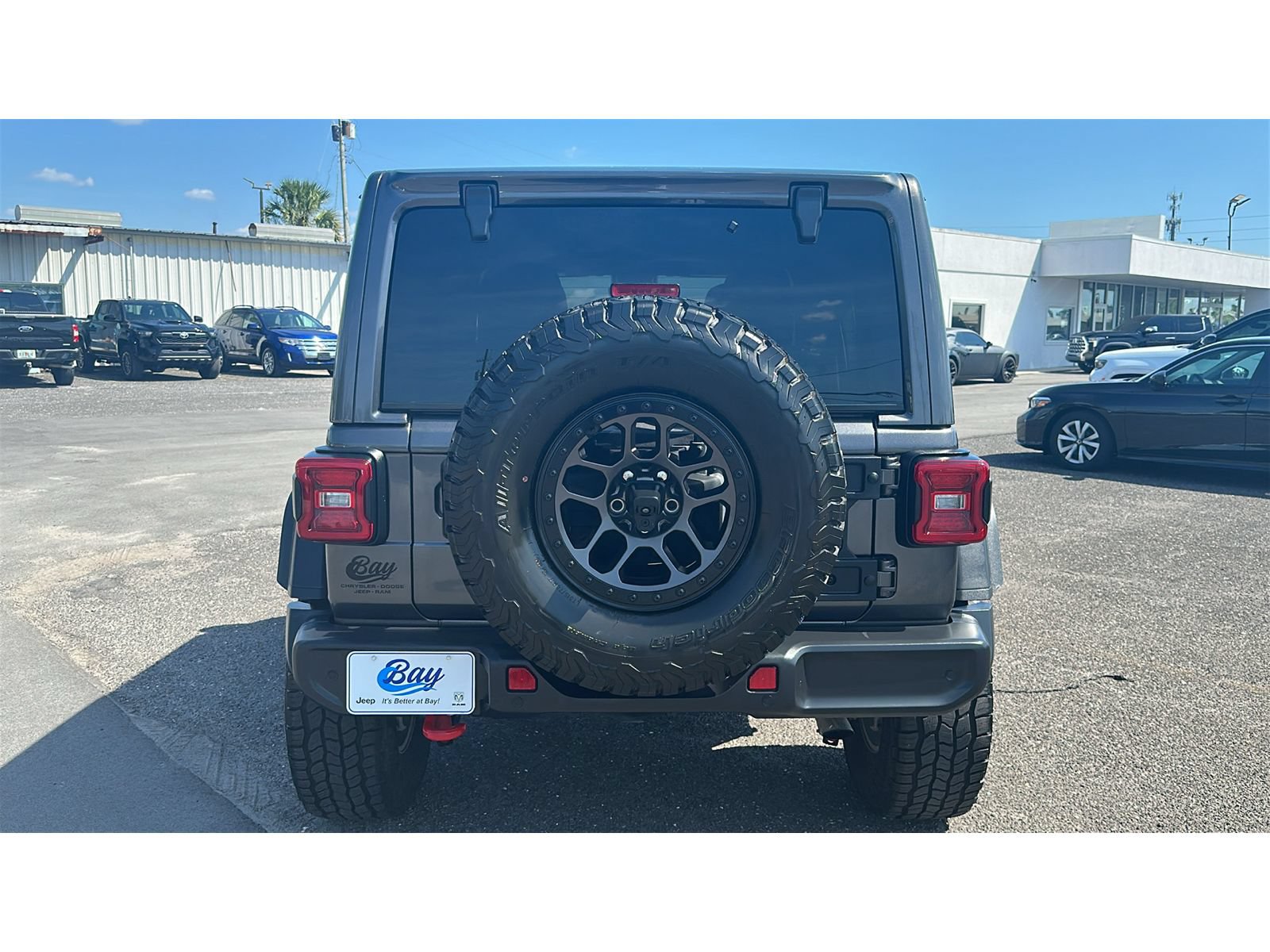 Used 2022 Jeep Wrangler Unlimited Rubicon w/ Xtreme Recon 35" Tire Package AWD/4WD image 4