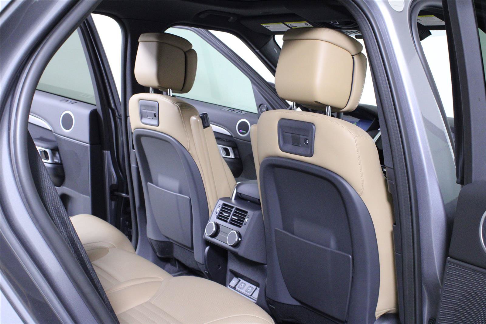 Used 2025 Land Rover Discovery Dynamic SE AWD/4WD image 12