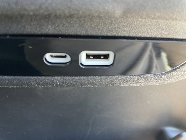 Used 2024 Chrysler Pacifica Select image 39